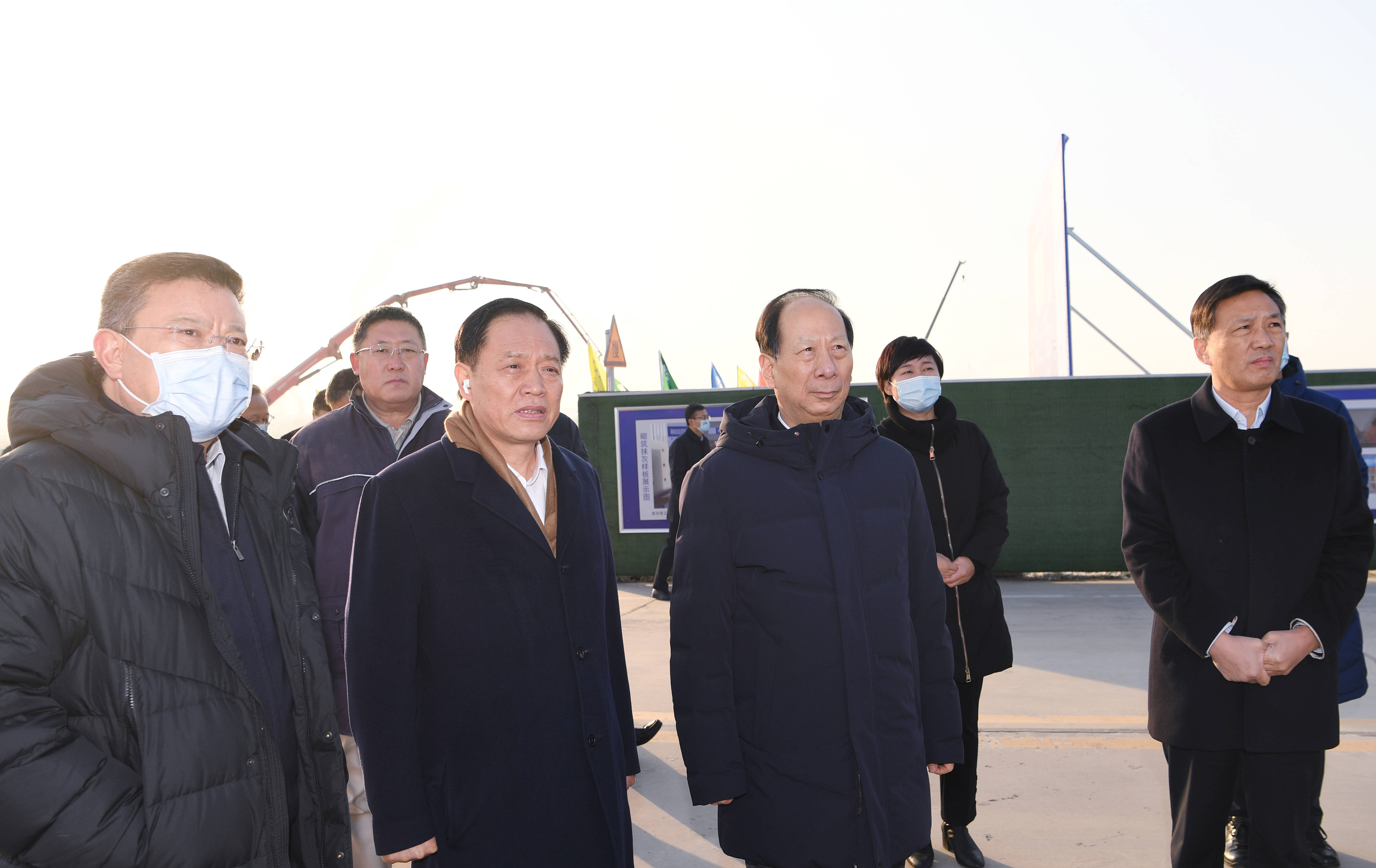 暖心！石泰峰书记来包头看望颗粒硅建设者！(图1)