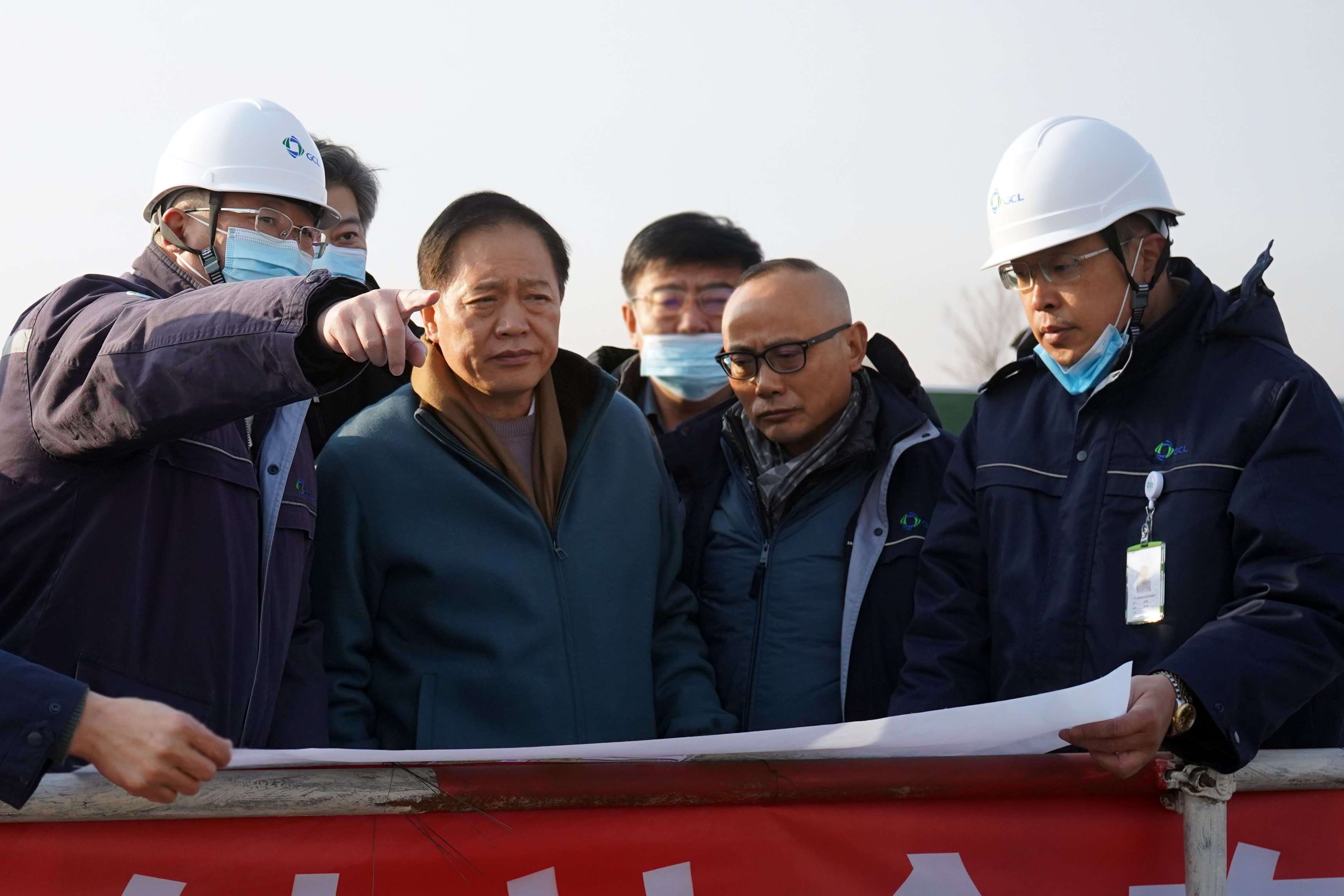 暖心！石泰峰书记来包头看望颗粒硅建设者！(图3)